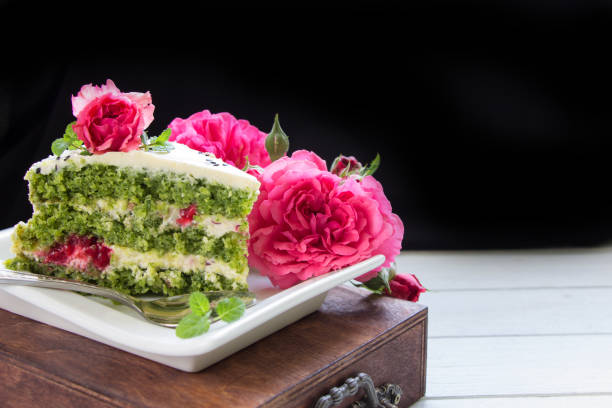 zielony tort z białym serem i ruspberries . ciasto szpinakowe z kwiatami róży - dieting food cake sponge cake zdjęcia i obrazy z banku zdjęć