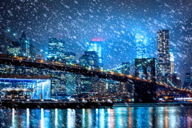 nieve cayendo en la ciudad de nueva york - new york city new york state manhattan night fotografías e imágenes de stock