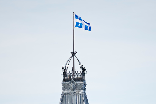 Torre del reloj del Parlamento de Quebec en invierno la ciudad de Quebec. photo