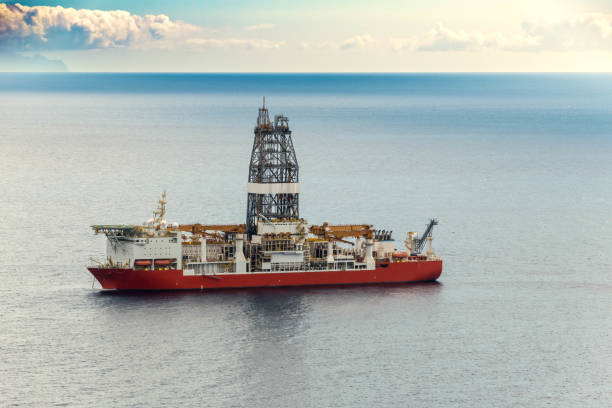 navire de forage - oil rig sea drill petroleum photos et images de collection