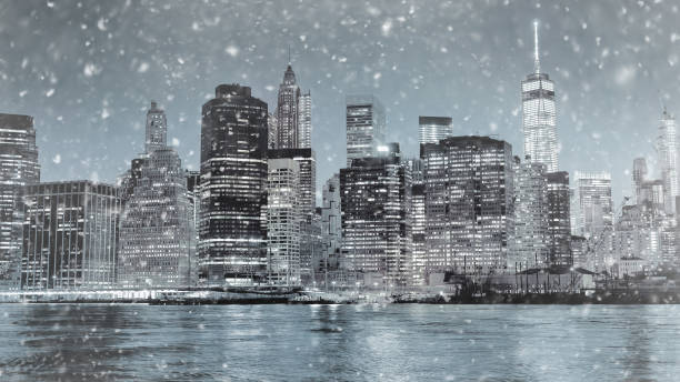 foto tonica dello skyline del centro di new york city manhattan nella notte d'inverno - new york city new york state skyline winter foto e immagini stock