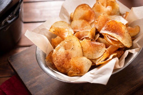 homemade potato chips - prepared potato food studio shot selective focus imagens e fotografias de stock
