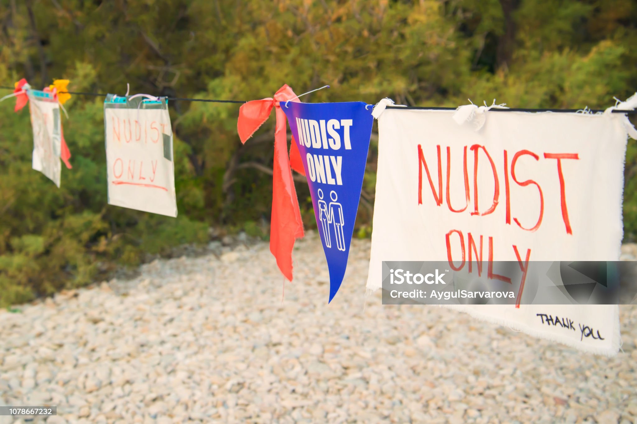 Život na nudističkoj plaži: Iskustvo žene koja posluje bez odeće i pronalazi slobodu Život na nudističkoj plaži: Iskustvo žene koja posluje bez odeće i pronalazi slobodu