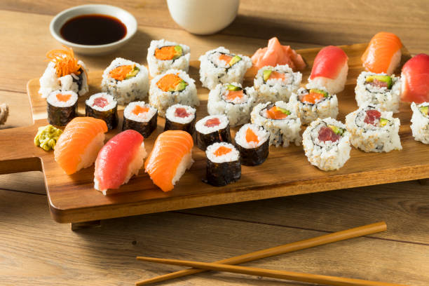 zelfgemaakte enorme sushi platter - sushischotel stockfoto's en -beelden