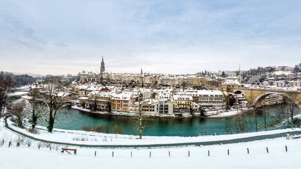 vista del casco antiguo de berna sobre el río aare, suiza - berna fotografías e imágenes de stock