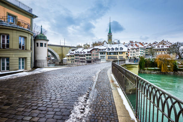 вид на старый город берн над рекой ааре, швейцария - berne switzerland europe bridge стоковые фото и изображения