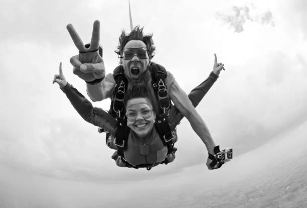 탠덤 행복 흑인과 백인을 스카이 다이빙 - skydiving tandem parachute parachuting 뉴스 사진 이미지