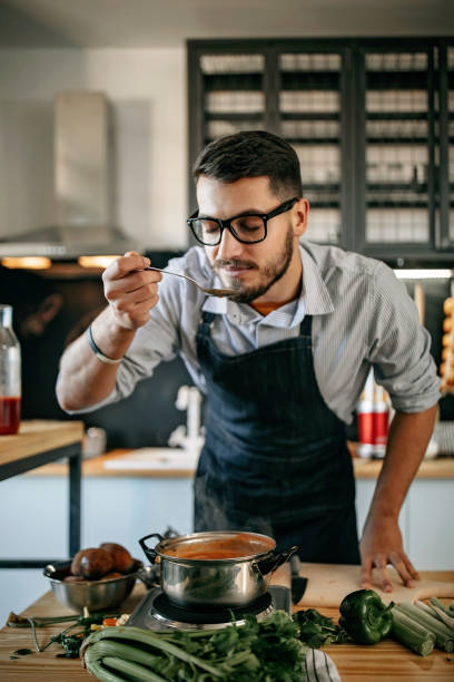 zapach jest tak dobry - vegan food cheerful vertical indoors zdjęcia i obrazy z banku zdjęć