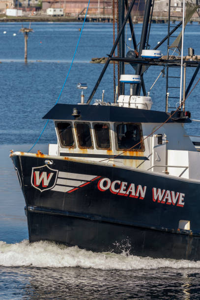 коммерческое рыболовецкое судно ocean wave в настоящее время - pilothouse стоковые фото и изображения