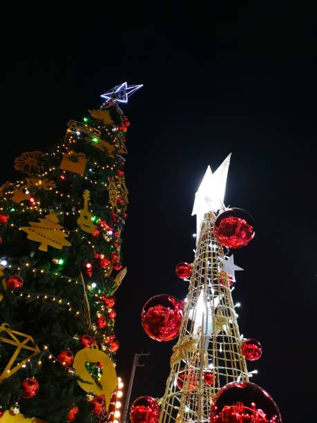 istock Christmas tree in the city 1078745404