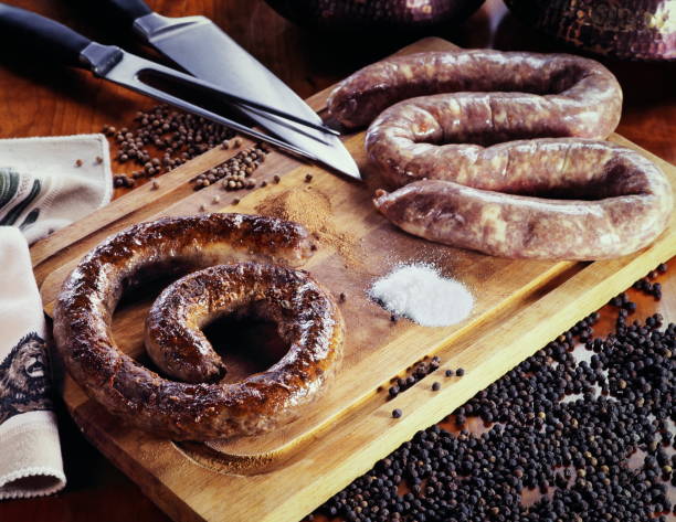 salsiccia cruda e patatine fritte 1 - cooked food variation black pudding foto e immagini stock