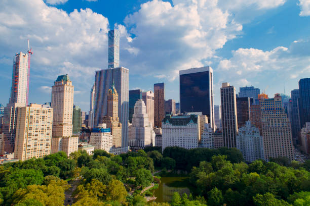 vista aérea del central park con el skyline de manhattan midtown, nueva york - upper west side manhattan fotografías e imágenes de stock