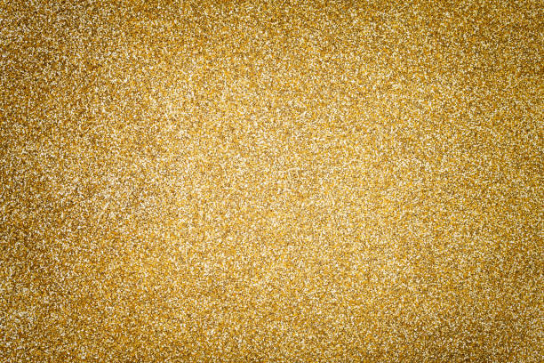 fundo dourado cintilante de lantejoulas pequenas, closeup. pano de fundo brilhante. - lantejoula - fotografias e filmes do acervo