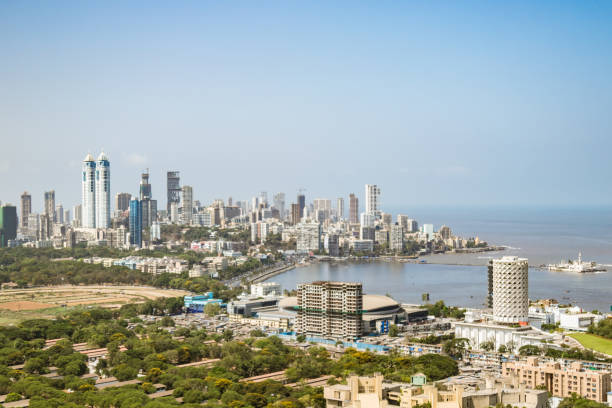 immagine sul tetto di edifici e comunità vicina - mumbai, maharashtra - mumbai foto e immagini stock