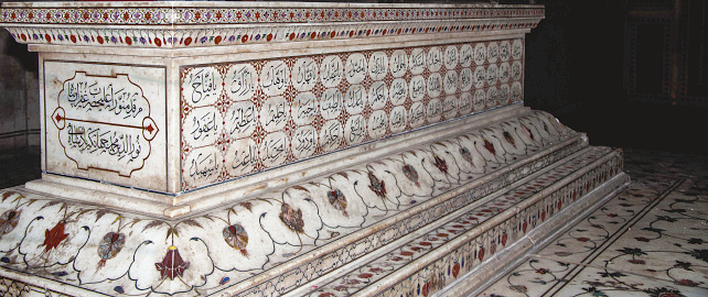 Arabic calligraphy on the grave of Mughal emperor Jahangir in the Lahore