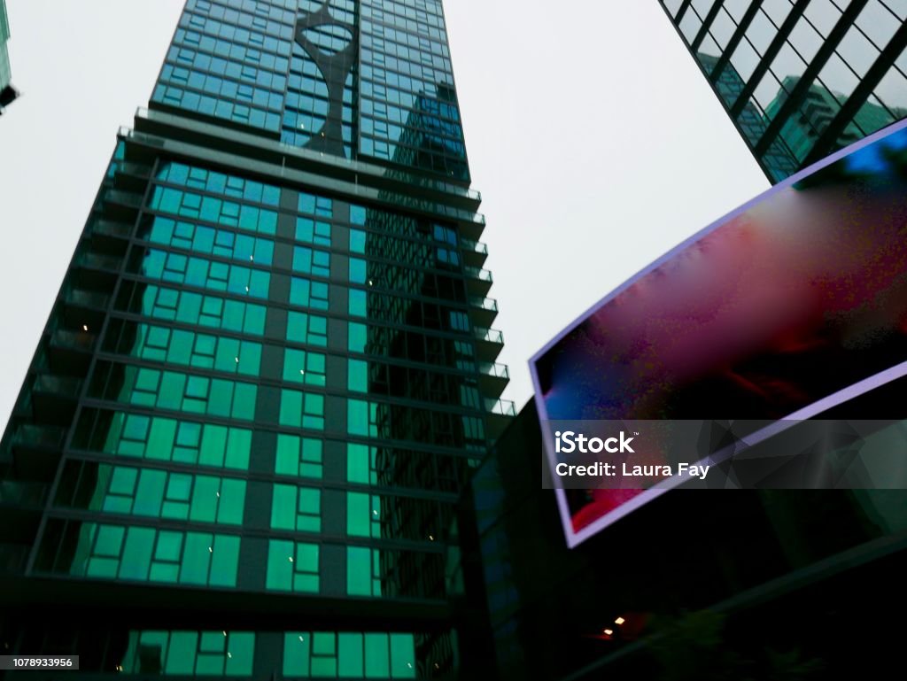 Tall Buildings mit vertikalen Linie Exteriors - Lizenzfrei Architektur Stock-Foto