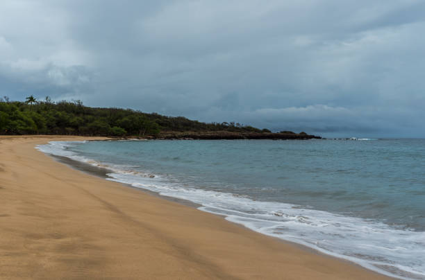 gentle ocean surf sur la plage de hulopo'e, lanai, hawaii - lanai photos et images de collection