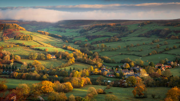 вид вниз в rosedale в деревню rosedale аббатство осенью. - yorkshire dales стоковые фото и изображения