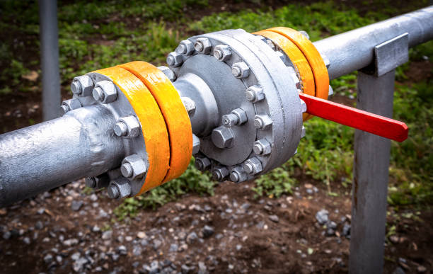 istock Pipeline with control valve for crude oil 1078995364