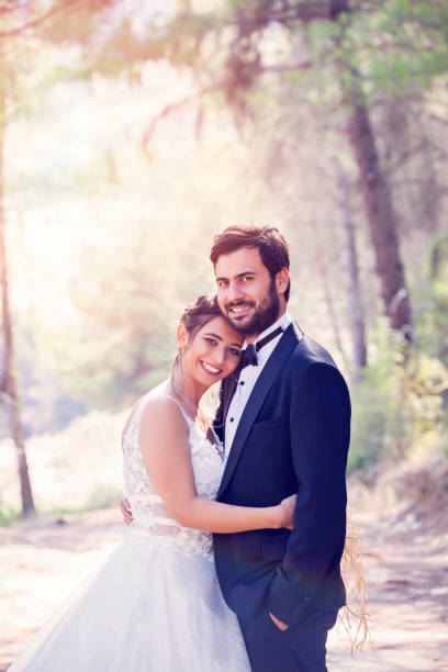 feliz pareja posando en la naturaleza - bride women standing beauty in nature fotografías e imágenes de stock