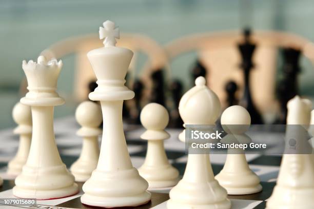 Jogo Do Desafio Da Inteligência Da Batalha Da Xadrez Da Estratégia No  Tabuleiro De Xadrez Imagem de Stock - Imagem de xadrez, gerência: 107475319