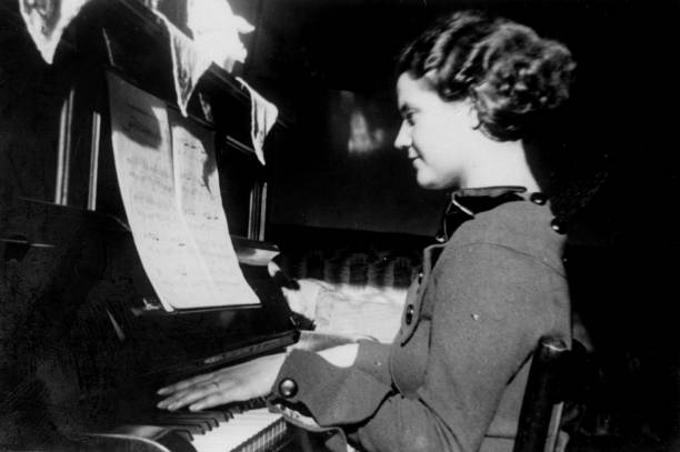 1930s italian woman portrait playing piano - young women 20s people one person imagens e fotografias de stock