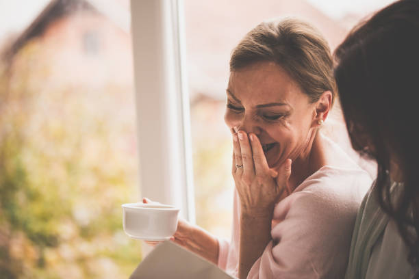 mujeres que se divierten en casa - coffee buzz fotografías e imágenes de stock