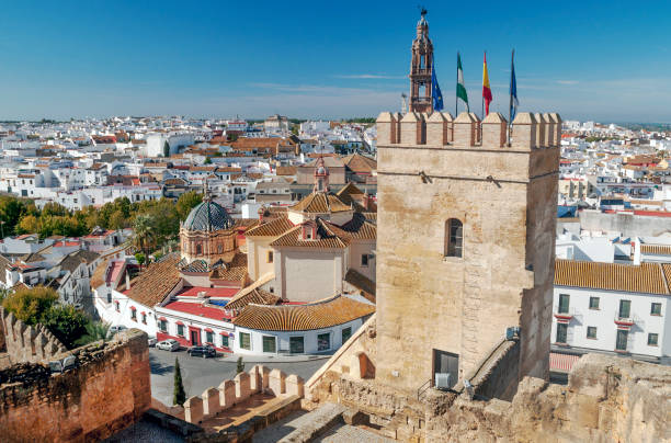 カルモナ城 - street tower town andalusia �ストックフォトと画像