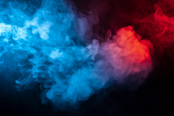ráfagas de aislados humo de colores: azul, rojo, naranja, color de rosa; desplazamiento sobre un fondo negro en el oscuro cercano para arriba. - colored smoke fotografías e imágenes de stock