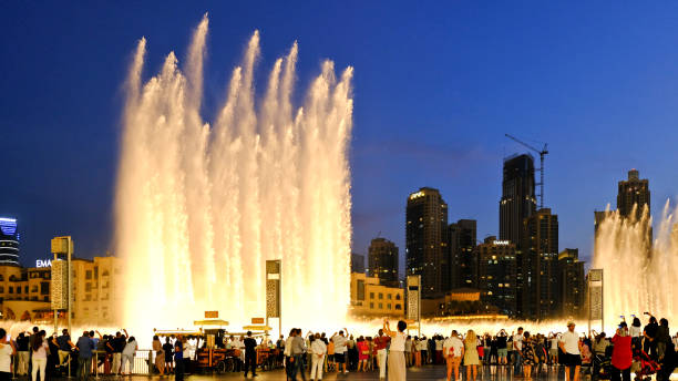 Fuente de luz show Dubai Mall al atardecer - foto de stock