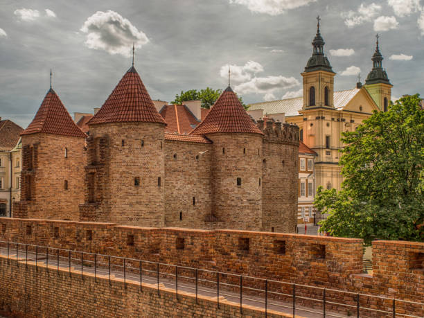 la barbacana de varsovia - warsaw old town square fotografías e imágenes de stock