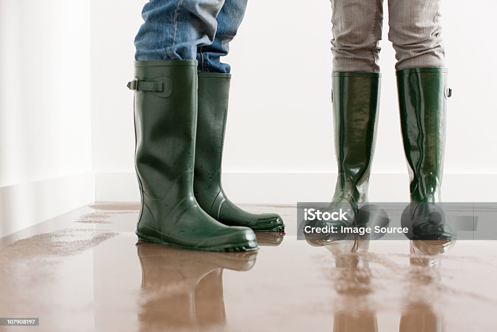 Junges Paar in wellington Stiefel für viel Etage - Lizenzfrei Überschwemmung Stock-Foto Junges Paar in wellington Stiefel für viel Etage - Lizenzfrei Überschwemmung Stock-Foto