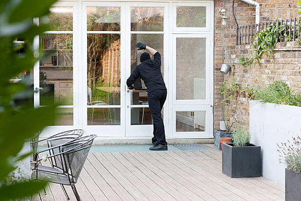 einbrecher stehen auf der terrasse - einbruch stock-fotos und bilder