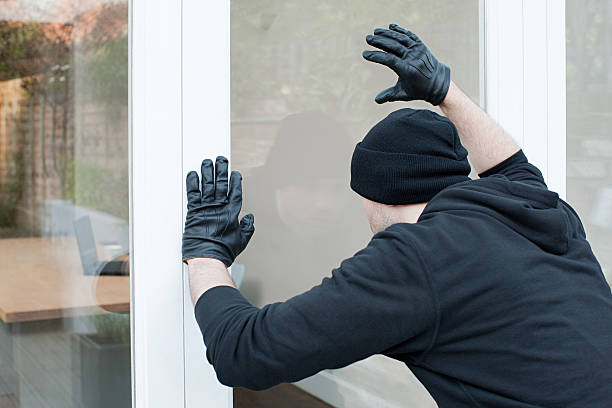 ladrón de casas mirando a través de la ventana - ladrón de casas fotografías e imágenes de stock
