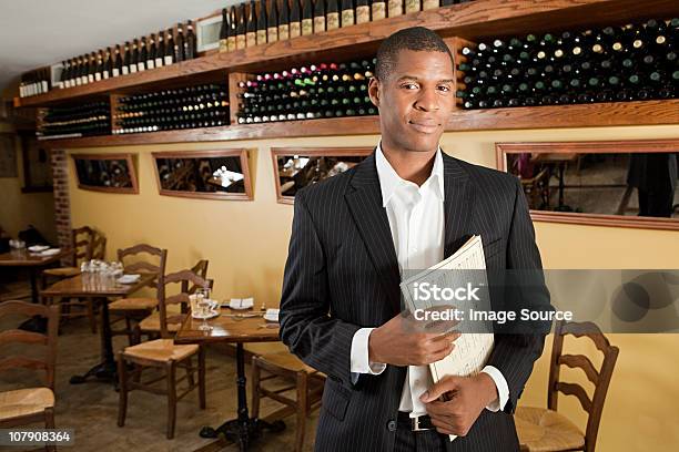 Retrato De Hombre Propietario Del Restaurante Foto de stock y más banco de imágenes de Agarrar - Agarrar, Maître, Menú