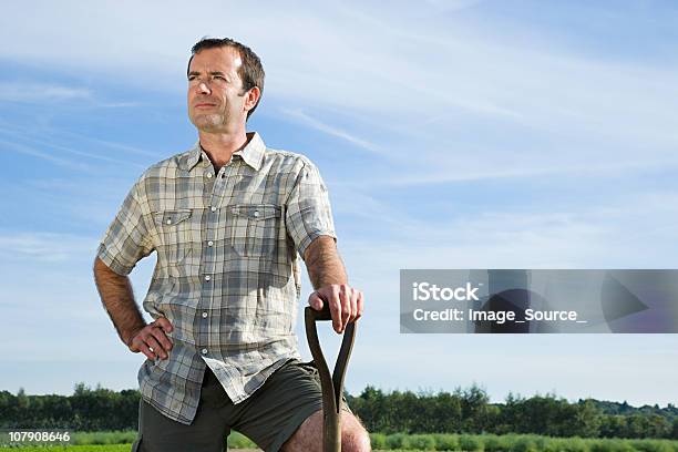 Foto de Agricultor De Pé Em Campo e mais fotos de stock de Homens - Homens, Orgulho, Retrato