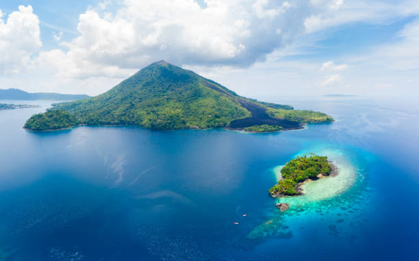 vista aerea isole banda arcipelago delle molucche indonesia, pulau gunung api, colate laviche, spiaggia di sabbia bianca della barriera corallina. la migliore destinazione turistica di viaggio, il miglior snorkeling subacqueo. - paesaggio vulcanico foto e immagini stock