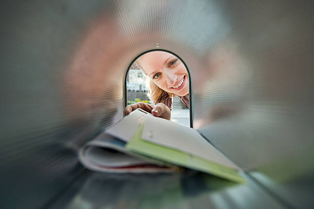 frau sie die e-mails von briefkasten - briefkasten stock-fotos und bilder