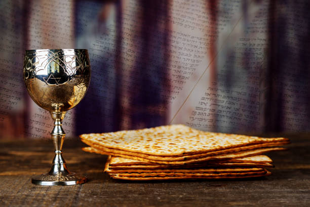 żydowski chleb matzah z winem. koncepcja świąt paschacyjnych - seder haggadah judaism israel zdjęcia i obrazy z banku zdjęć