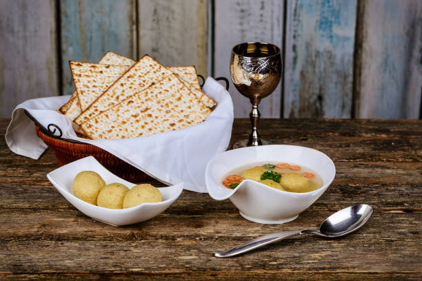tradycyjna żydowska zupa z kulką matzah, pierogi z mączki matzah - mielone matzo. - matzo ball hebrew script food dumpling zdjęcia i obrazy z banku zdjęć
