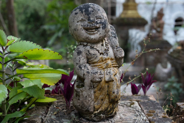 Ruins, statues and figurines in tropical vegetation