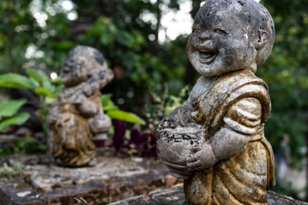 Ruins, statues and figurines in tropical vegetation