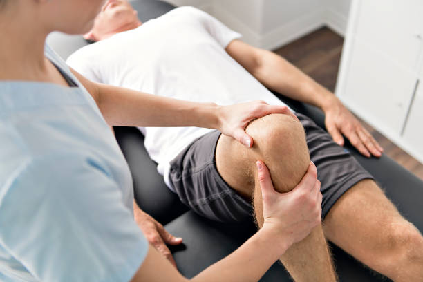 그의 치료 전문가 가진 실제 연습을 하 고 물리 치료 환자 - doctor human knee human leg medical exam 뉴스 사진 이미지