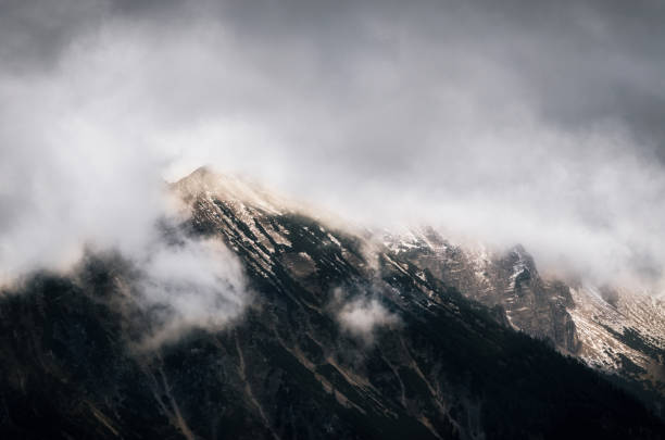 góra sauling pokryta chmurami - sauling zdjęcia i obrazy z banku zdjęć