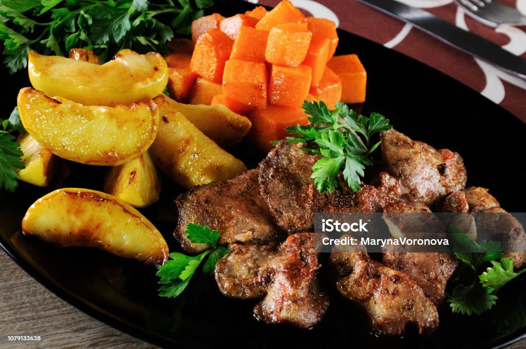 Foto de Fígado De Frango Frito Com Vegetal Enfeite Abóbora Assada E Apple e  mais fotos de stock de Acompanhamento - iStock