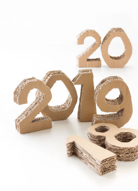 2019 dengan 18 ke bawah dan 20 nomor 3d yang menunggu terbuat dari kertas karton yang digunakan kembali, dengan latar belakang putih. konsep tahun baru. - 0 1 months foto potret stok, foto, & gambar bebas royalti