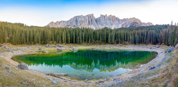 karersee lub lago di carezza – jezioro z pasmem górskim grupy latemar w dolomitach w tyrolu we włoszech - latemar mountain range zdjęcia i obrazy z banku zdjęć