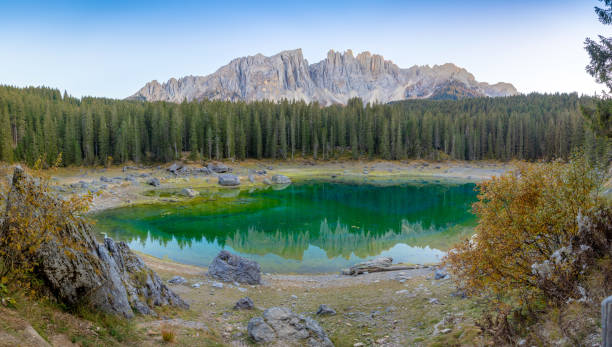 karersee ou lago di carezza, est un lac avec la chaîne de montagnes du groupe latemar sur fond dans les dolomites au tyrol, italie - latemar mountain range photos et images de collection