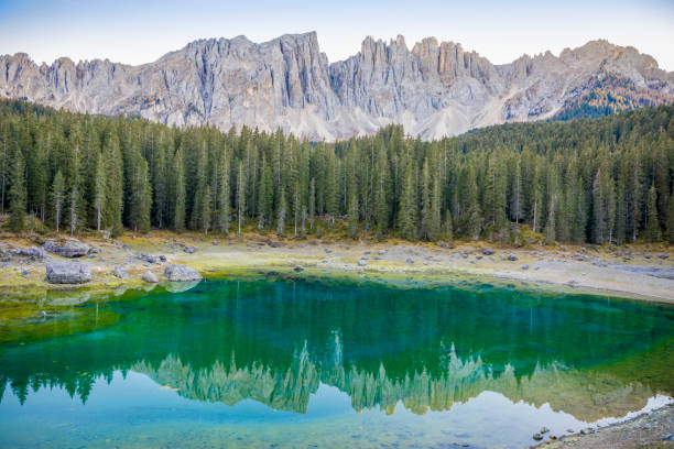 karersee ou lago di carezza, est un lac avec la chaîne de montagnes du groupe latemar sur fond dans les dolomites au tyrol, italie - latemar mountain range photos photos et images de collection