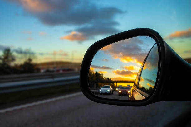 atardecer carretera - rear view mirror car mirror sun fotografías e imágenes de stock